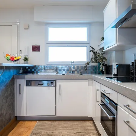 아파트 2-bedroom With Terrace And Side Sea View