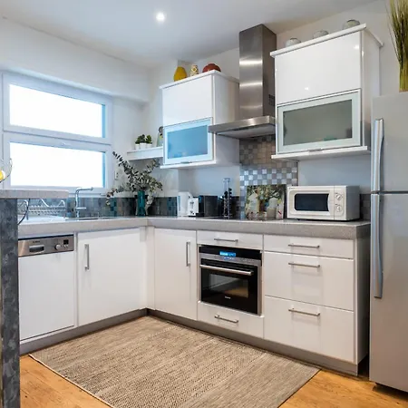 아파트 2-bedroom With Terrace And Side Sea View